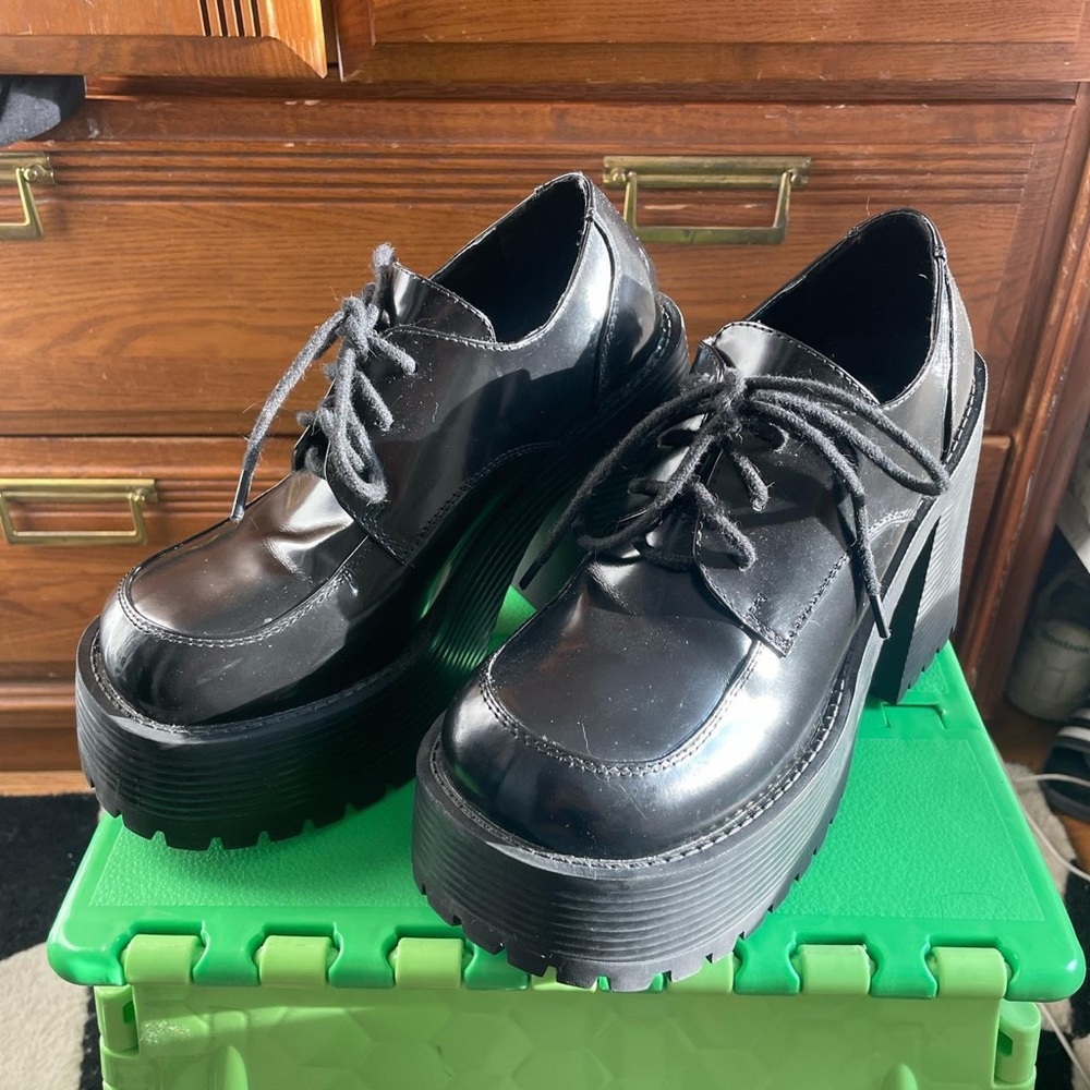 UNIF DES SHINY LEATHER SHOES SIZE 7